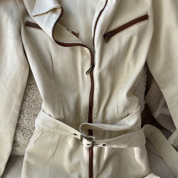 Off white choosy size small jumpsuit. Zip front with belt and zip up pant legs - Picture 3 of 4